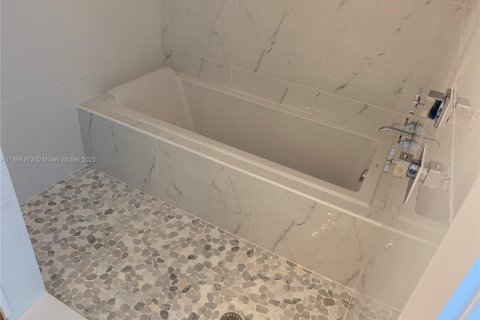 Condominio en alquiler en Miami, Florida, 1 dormitorio, 86.31 m2 № 1951346 - foto 20