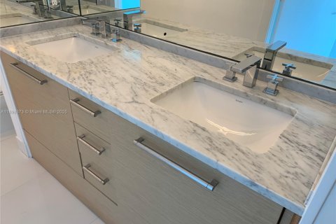 Condominio en alquiler en Miami, Florida, 1 dormitorio, 86.31 m2 № 1951346 - foto 19