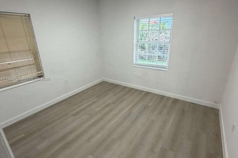 Casa en alquiler en Miami, Florida, 2 dormitorios, 275.27 m2 № 2031727 - foto 2