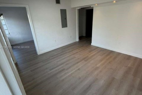 Casa en alquiler en Miami, Florida, 2 dormitorios, 275.27 m2 № 2031727 - foto 7