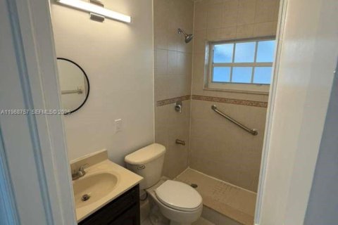 Casa en alquiler en Miami, Florida, 2 dormitorios, 275.27 m2 № 2031727 - foto 3