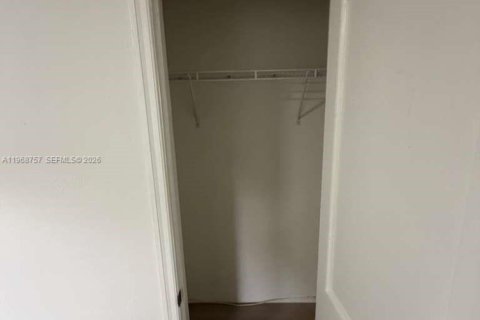 Casa en alquiler en Miami, Florida, 2 dormitorios, 275.27 m2 № 2031727 - foto 4