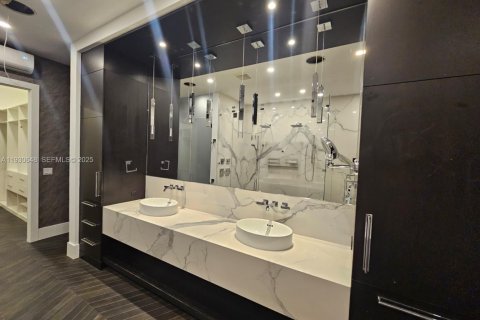 House in Winter Park, Florida 5 bedrooms, 465.07 sq.m. № 1989433 - photo 15