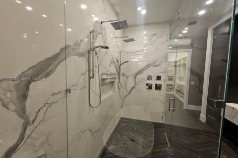 House in Winter Park, Florida 5 bedrooms, 465.07 sq.m. № 1989433 - photo 16