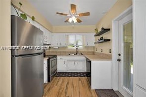 House in Oakland Park, Florida 3 bedrooms, 101.45 sq.m. № 2003811 - photo 12