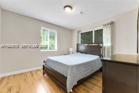 House in Oakland Park, Florida 3 bedrooms, 101.45 sq.m. № 2003811 - photo 17