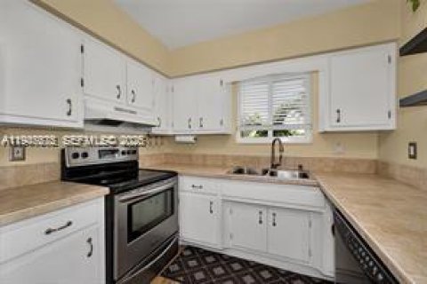 House in Oakland Park, Florida 3 bedrooms, 101.45 sq.m. № 2003811 - photo 11