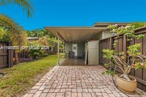 House in Oakland Park, Florida 3 bedrooms, 101.45 sq.m. № 2003811 - photo 24