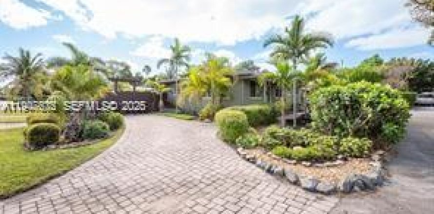 House in Oakland Park, Florida 3 bedrooms, 101.45 sq.m. № 2003811