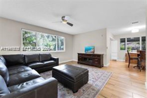 House in Oakland Park, Florida 3 bedrooms, 101.45 sq.m. № 2003811 - photo 5