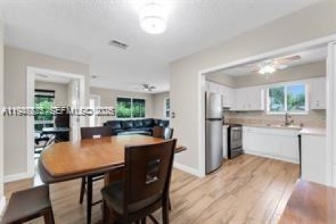 House in Oakland Park, Florida 3 bedrooms, 101.45 sq.m. № 2003811 - photo 10