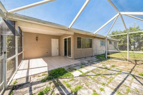 House in Port St. Lucie, Florida 3 bedrooms, 109.25 sq.m. № 1943774 - photo 15