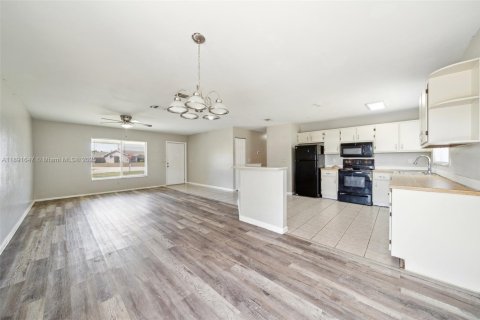 House in Port St. Lucie, Florida 3 bedrooms, 109.25 sq.m. № 1943774 - photo 3