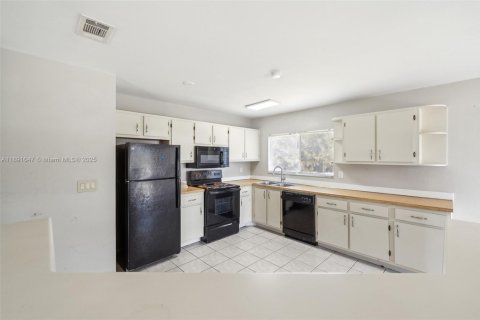 House in Port St. Lucie, Florida 3 bedrooms, 109.25 sq.m. № 1943774 - photo 2