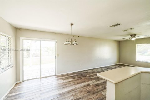 House in Port St. Lucie, Florida 3 bedrooms, 109.25 sq.m. № 1943774 - photo 4