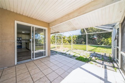 House in Port St. Lucie, Florida 3 bedrooms, 109.25 sq.m. № 1943774 - photo 13