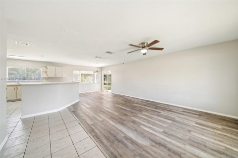 House in Port St. Lucie, Florida 3 bedrooms, 109.25 sq.m. № 1943774 - photo 5