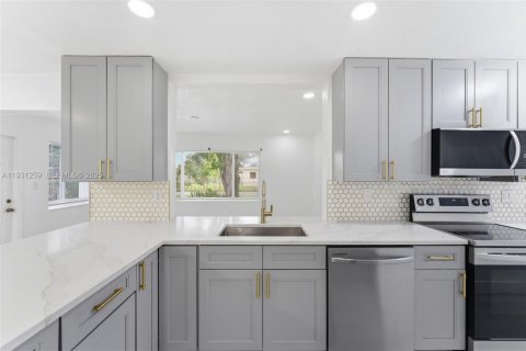 Купить виллу или дом в Помпано-Бич, Флорида 3 спальни, 130.43м2, № 1990751 - фото 7