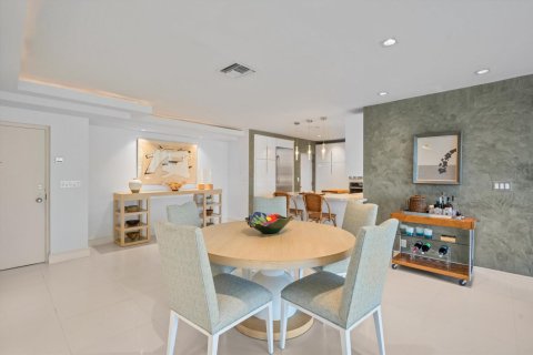 Condo in Palm Beach, Florida, 2 bedrooms № 2087676 - photo 3
