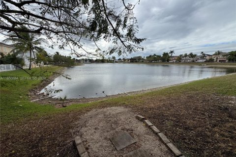 Villa ou maison à vendre à Miami, Floride: 5 chambres, 273.78 m2 № 2008666 - photo 4