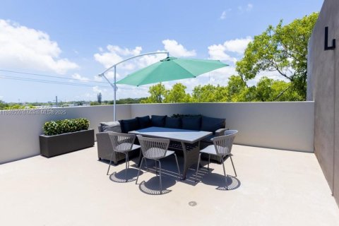 Townhouse in Miami, Florida 3 bedrooms, 215.44 sq.m. № 1952587 - photo 7