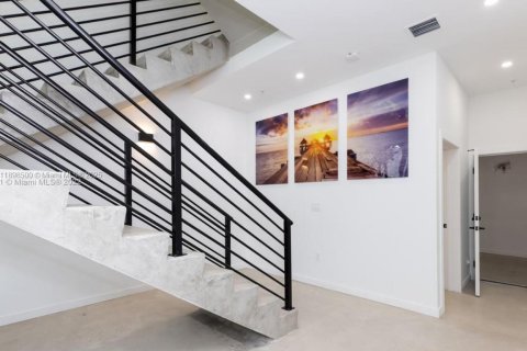 Townhouse in Miami, Florida 3 bedrooms, 215.44 sq.m. № 1952587 - photo 1