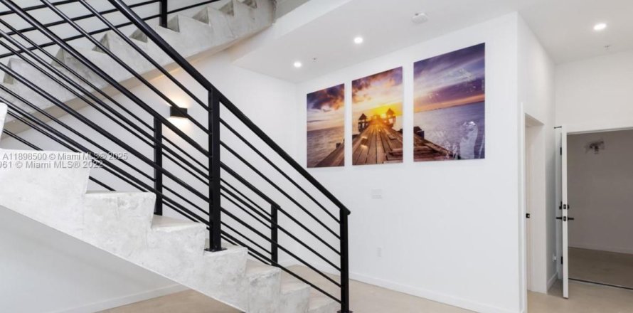 Townhouse in Miami, Florida 3 bedrooms, 215.44 sq.m. № 1952587