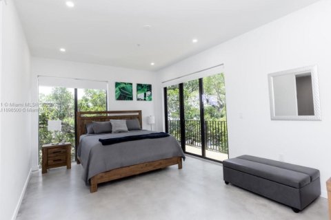 Townhouse in Miami, Florida 3 bedrooms, 215.44 sq.m. № 1952587 - photo 15