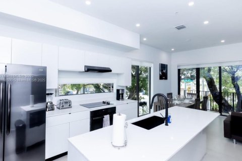 Townhouse in Miami, Florida 3 bedrooms, 215.44 sq.m. № 1952587 - photo 25