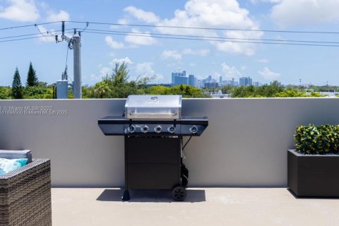 Townhouse in Miami, Florida 3 bedrooms, 215.44 sq.m. № 1952587 - photo 6