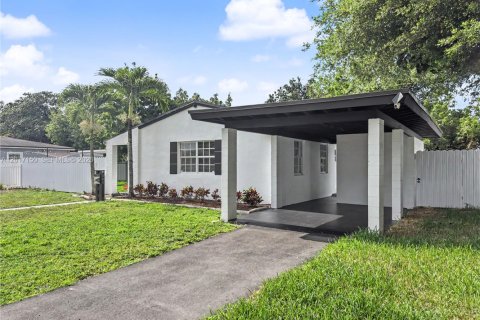Villa ou maison à vendre à Miami Gardens, Floride: 3 chambres, 89.19 m2 № 2087905 - photo 8