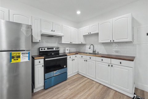 Villa ou maison à vendre à Miami Gardens, Floride: 3 chambres, 89.19 m2 № 2087905 - photo 11