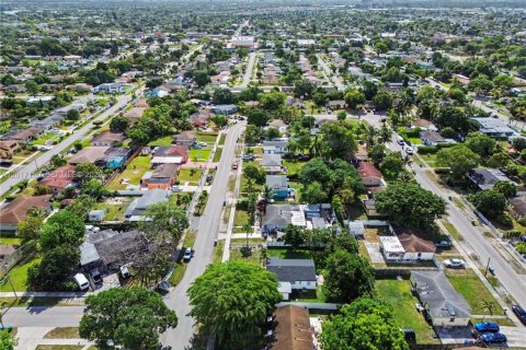 Villa ou maison à vendre à Miami Gardens, Floride: 3 chambres, 89.19 m2 № 2087905 - photo 2