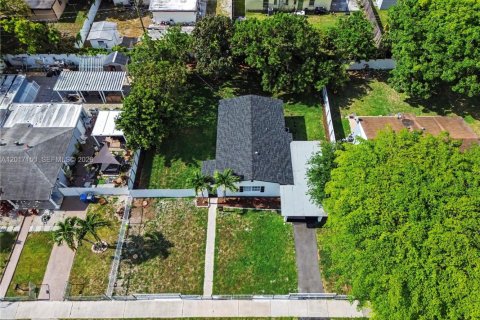 Villa ou maison à Miami Gardens, Floride 3 chambres, 89.19 m2 № 2087905