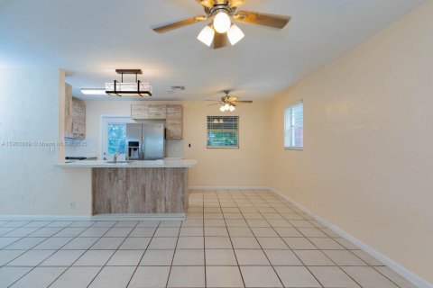 Villa ou maison à louer à Hollywood, Floride: 3 chambres, 94.02 m2 № 1956034 - photo 4