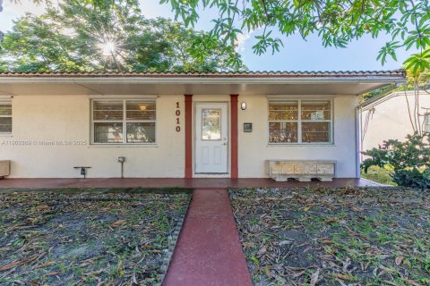 Villa ou maison à louer à Hollywood, Floride: 3 chambres, 94.02 m2 № 1956034 - photo 2