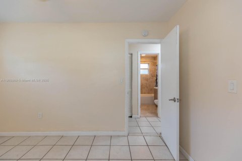 Villa ou maison à louer à Hollywood, Floride: 3 chambres, 94.02 m2 № 1956034 - photo 17