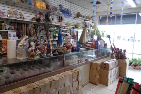 Commercial property in Hollywood, Florida № 1971729 - photo 10