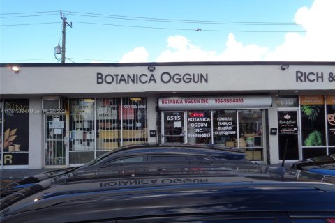 Commercial property in Hollywood, Florida № 1971729 - photo 2