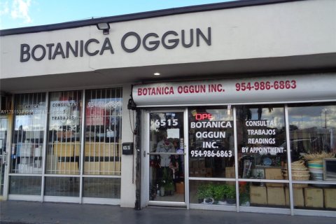 Commercial property in Hollywood, Florida № 1971729 - photo 1