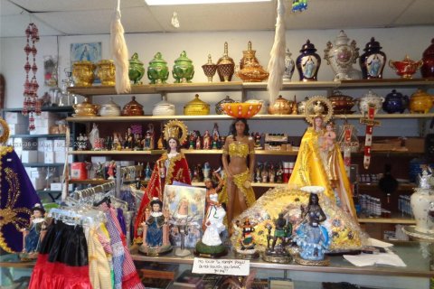 Commercial property in Hollywood, Florida № 1971729 - photo 17