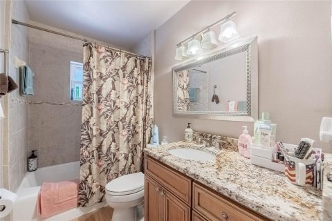 House in Winter Haven, Florida 4 bedrooms, 333.15 sq.m. № 1687831 - photo 16