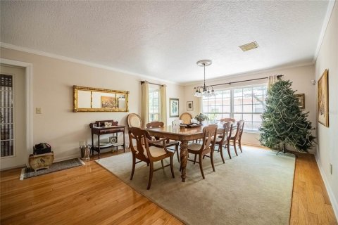House in Winter Haven, Florida 4 bedrooms, 333.15 sq.m. № 1687831 - photo 7