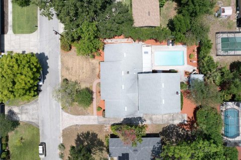 House in Winter Haven, Florida 4 bedrooms, 333.15 sq.m. № 1687831 - photo 2