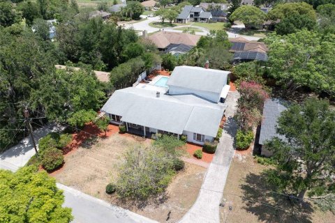 House in Winter Haven, Florida 4 bedrooms, 333.15 sq.m. № 1687831 - photo 4