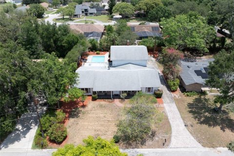 House in Winter Haven, Florida 4 bedrooms, 333.15 sq.m. № 1687831 - photo 5