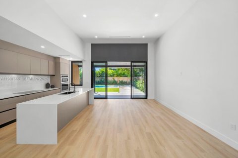 Villa ou maison à vendre à Miami, Floride: 5 chambres, 229.65 m2 № 2154963 - photo 17