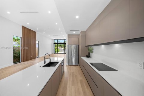 Villa ou maison à vendre à Miami, Floride: 5 chambres, 229.65 m2 № 2154963 - photo 14