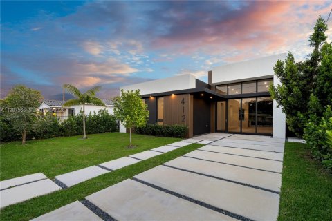 Villa ou maison à vendre à Miami, Floride: 5 chambres, 229.65 m2 № 2154963 - photo 1