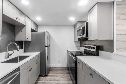 Condo in West Palm Beach, Florida, 2 bedrooms  № 2191610 - photo 14
